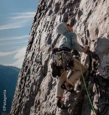 Person mit Kletterhose am Fels