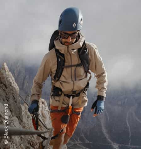 Mann in einem Klettersteig