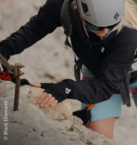 Frau trägt Kletterhandschuhe