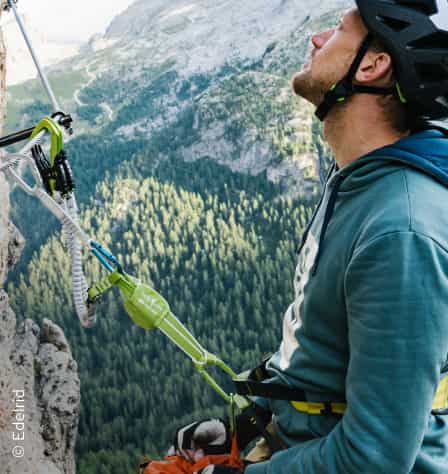 Mann mit Klettersteigset