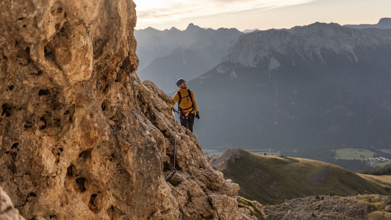 Mann steht in einem Klettersteig