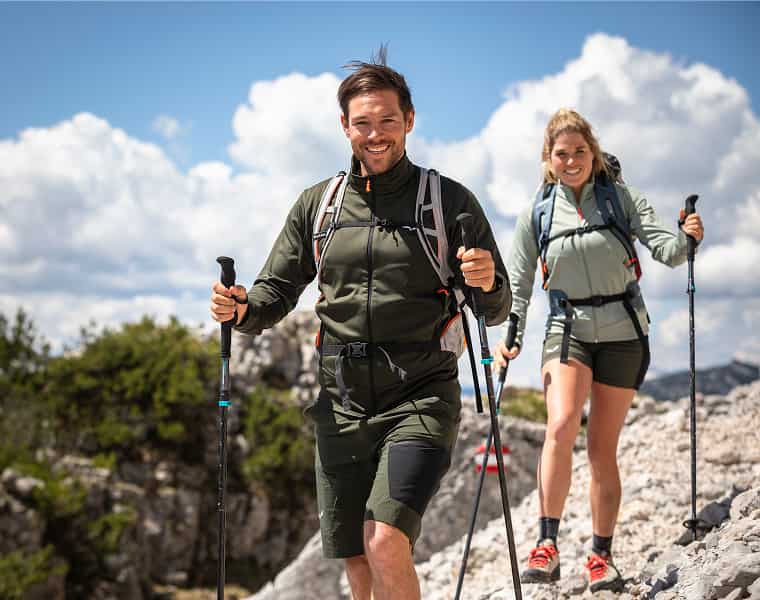 Frau und Mann mit Komperdell Wanderstöcken in den Bergen