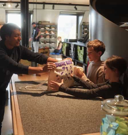 Kraxelkids Beutel im Sporthaus Schuster holen