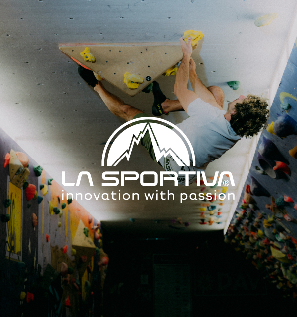 Person beim Bouldern und La Sportiva Logo