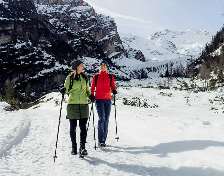 Zwei Frauen auf Winterwanderung