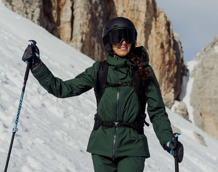 Skitourengeherin in den Bergen