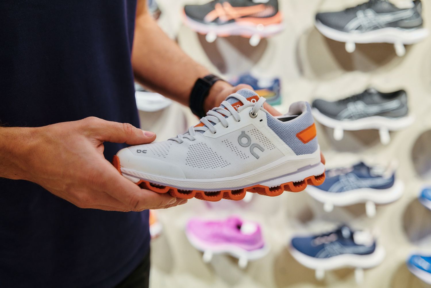 Sport Schuster Verkäufer hält Laufschuh in der Hand