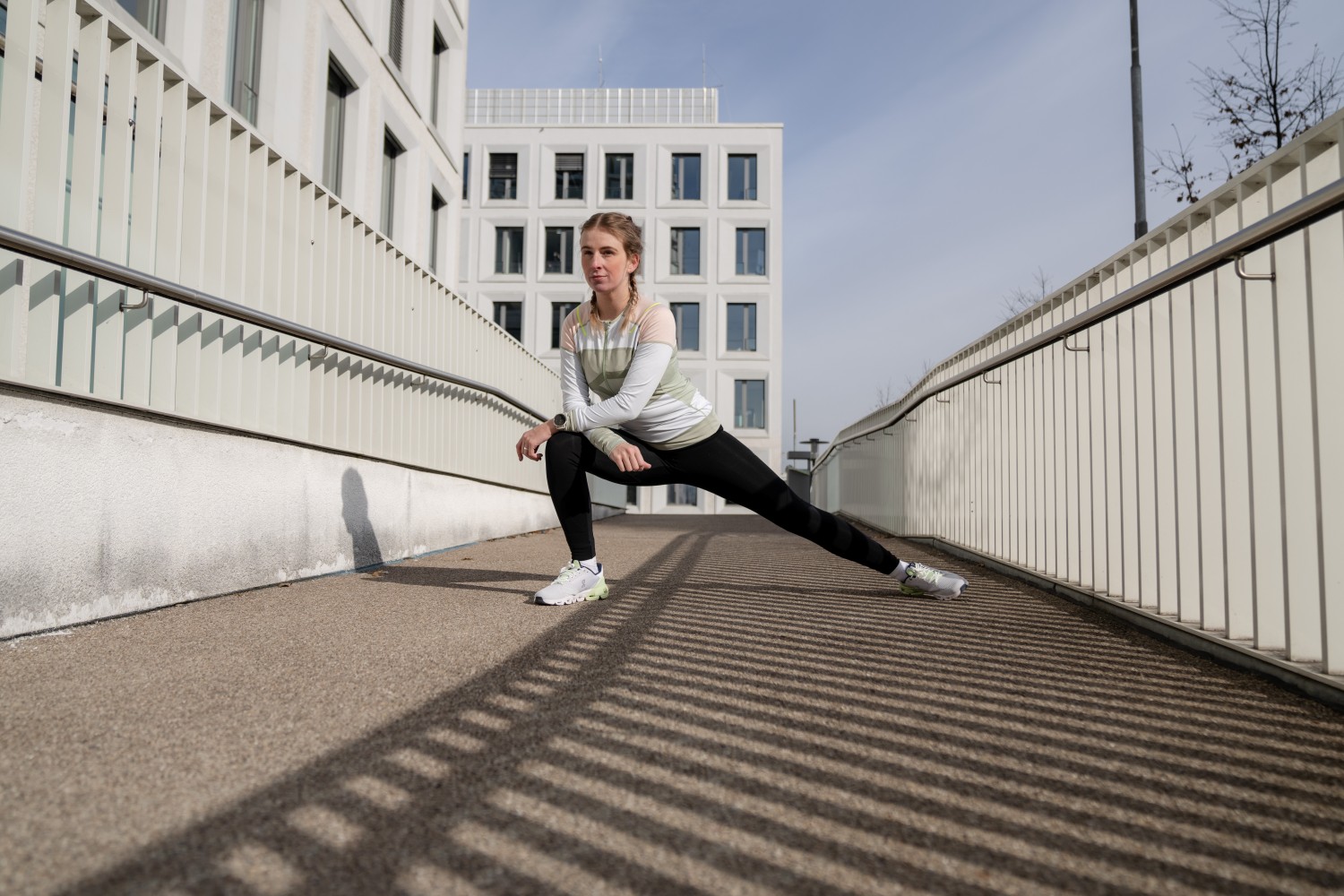 Joggerin beim Dehnen