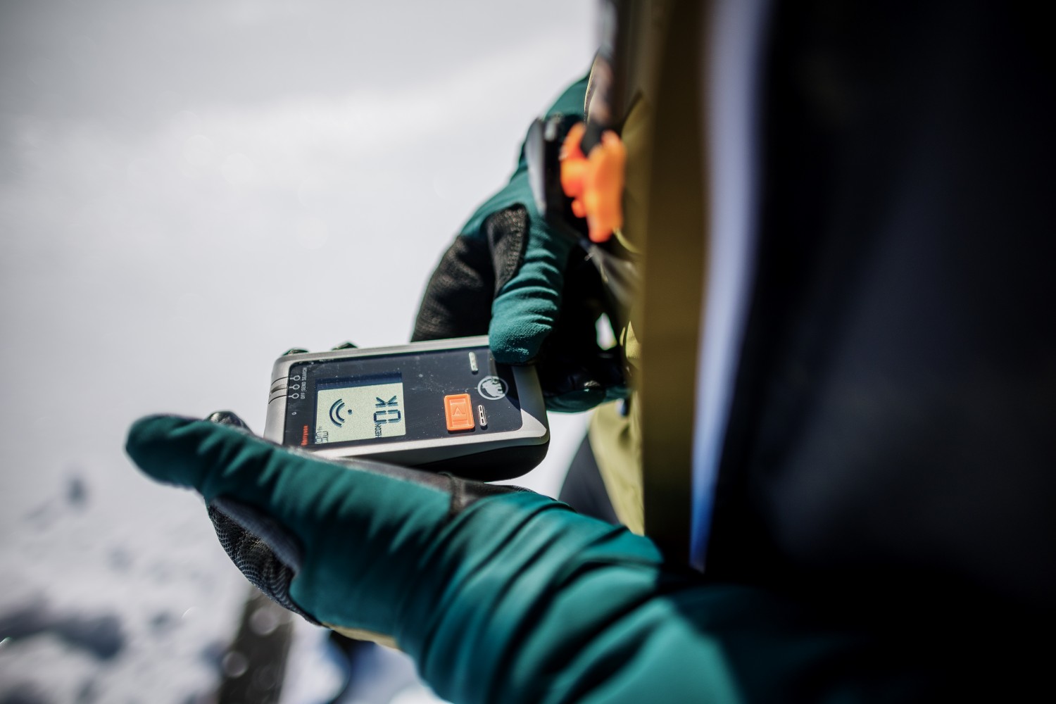 Person hält LVS-Gerät in der Hand