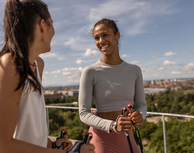 Zwei Frauen mit Leki Nordic-Walking-Stöcken