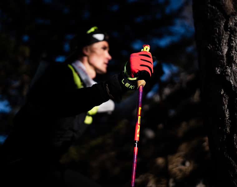 Mann mit Leki Trailrunningstöcken