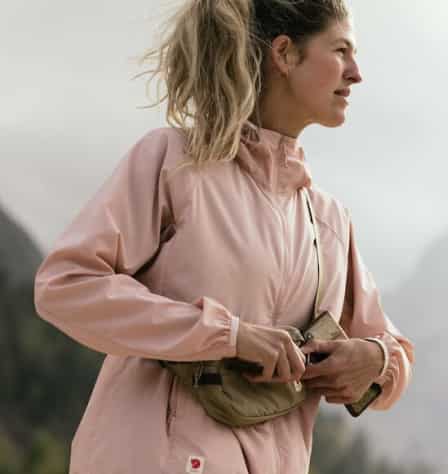 Frau mit Bauchtasche