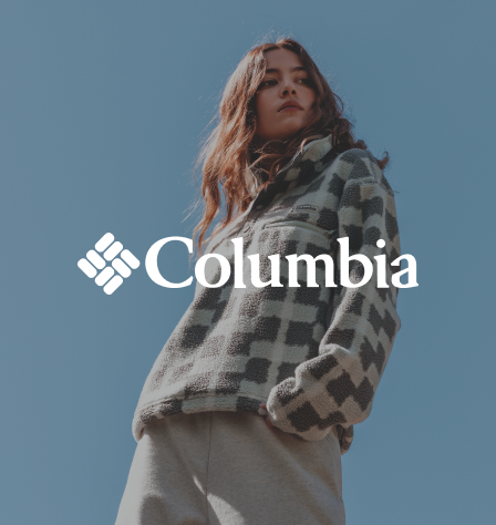 Frau mit Fleecejacke und Columbia Logo