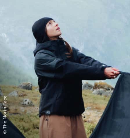 Eine Person mit Regenjacke