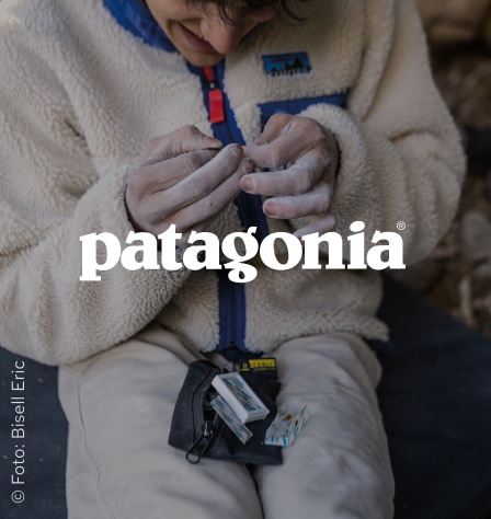 Mann mit Fleecejacke und Patagonia Logo