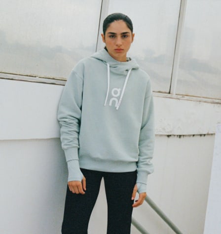 Frau mit grauem Hoody