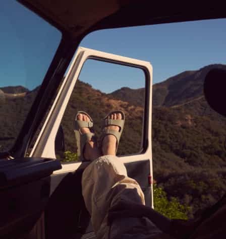 Person mit Sandalen in einem Auto