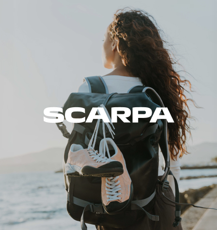 Frau mit Scarpa Sneaker und Scarpa Logo