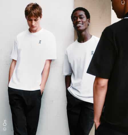 Gruppe an Männern mit weißen T-Shirts