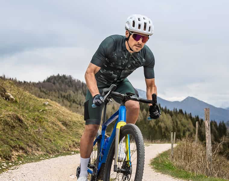 Mann in Löffler Radbekleidung