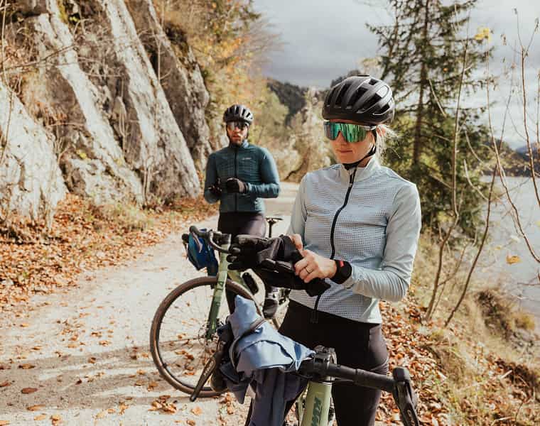 Mann und Frau in Löffler Radbekleidung