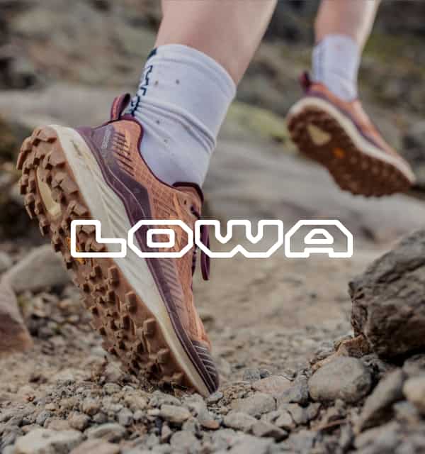 Person mit Trailrunningschuhen und Lowa Logo