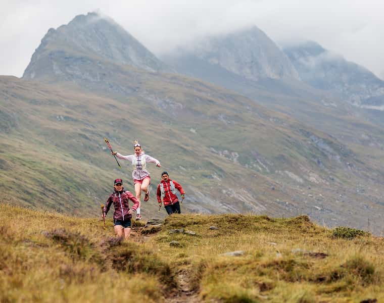 Gruppe Personen mit Lowa Trailrunningschuhen
