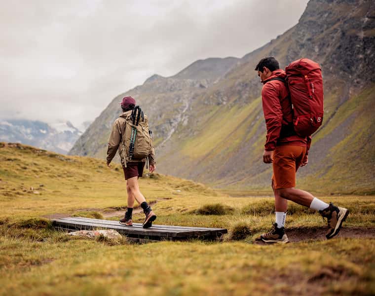 Frau und Mann mit Lowa Trekkingschuhen