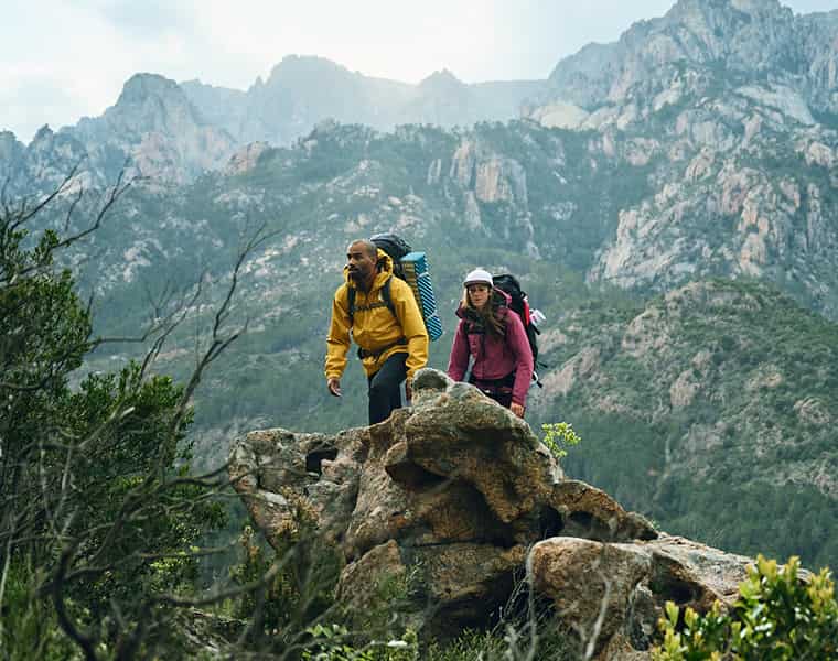 Frau und Mann mit Lowa Trekkingschuhen