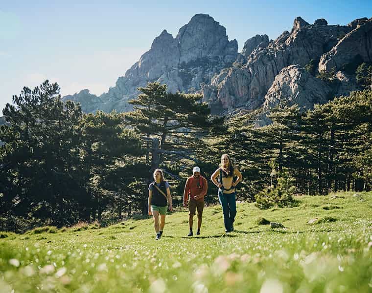 3 Menschen mit Lowa Wanderschuhen