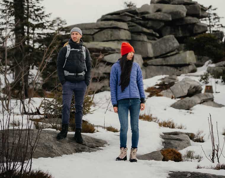 Zwei Personen mit Lowa Winterstiefeln