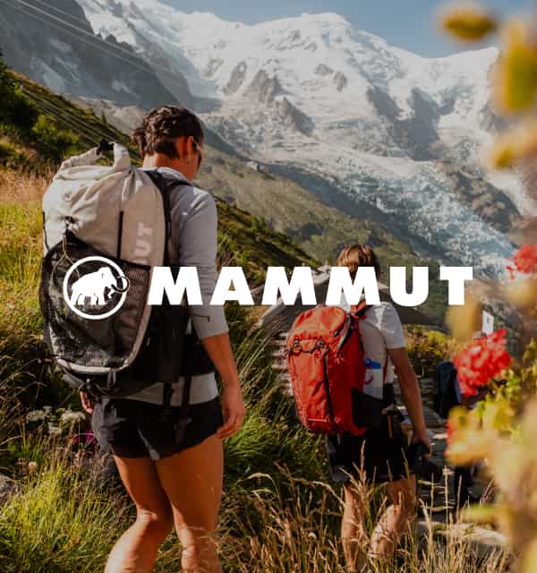 Personen mit Wanderrucksäcken und Mammut Logo