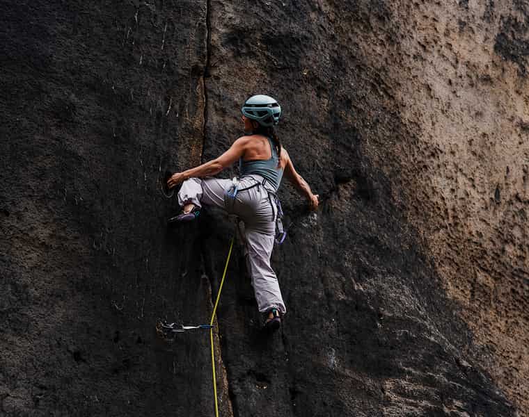 Klettererin mit Mammut Ausrüstung