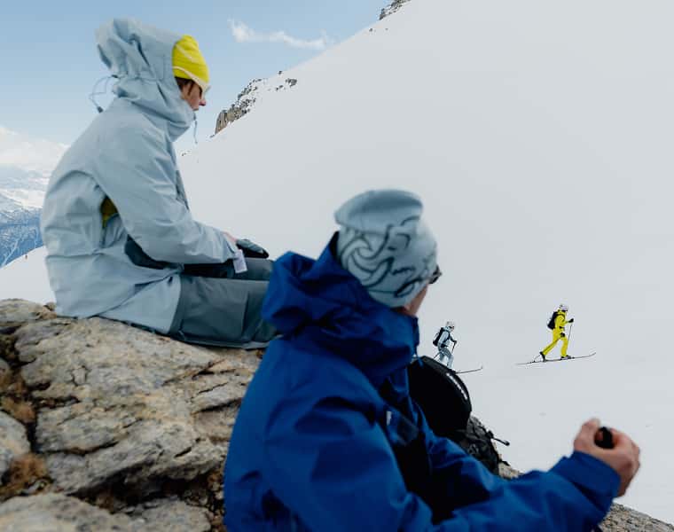 Skitourengeher*innen mit Mammut Ausrüstung