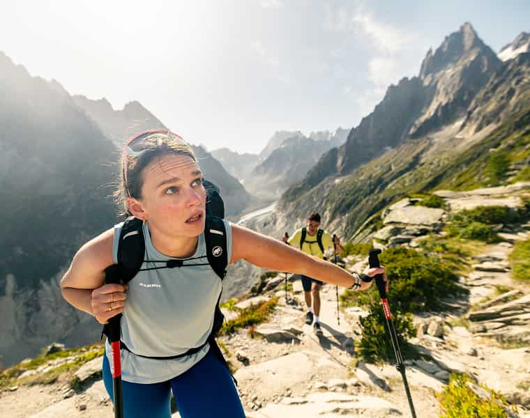 Wandergruppe mit Mammut Ausrüstung