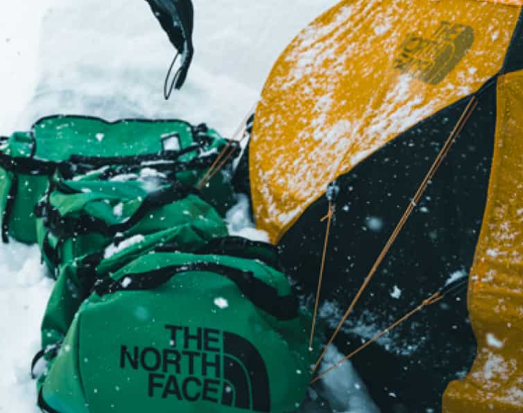 TNF Taschen im Schnee
