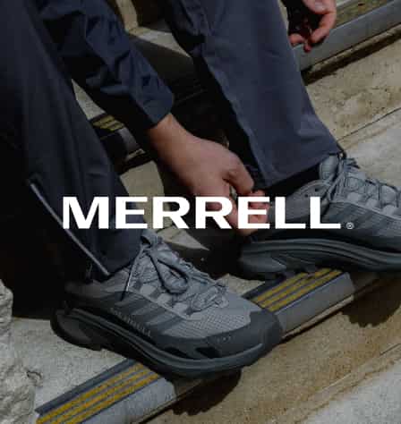 Person zieht Merrell Wanderschuhe an