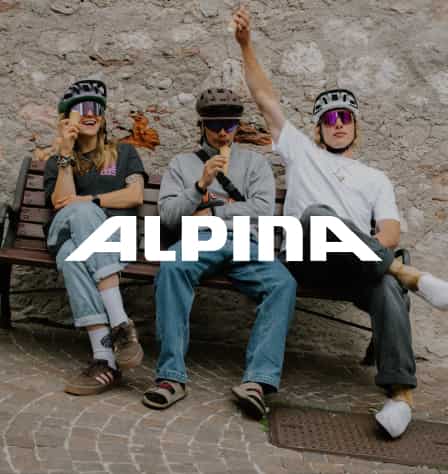 Gruppe Leute mit MTB-Helmen von Alpina