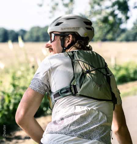Rückenansicht von Mountainbiker mit Rucksack