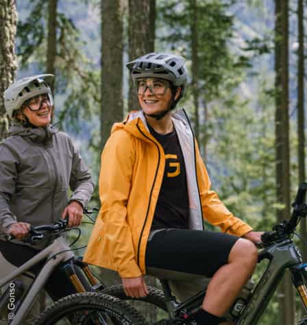 Zwei Frauen auf Mountainbikes
