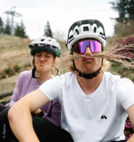 Zwei Mountainbiker*innen mit Fahrradbrillen