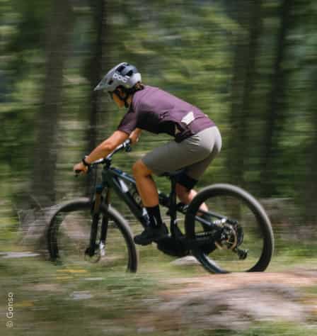Mountainbikerin im Wald