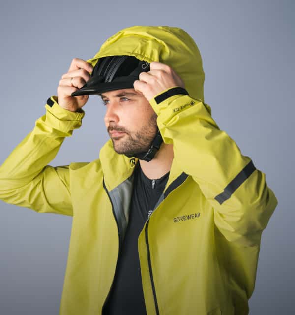 Mann mit Fahrradhelm und Regenjacke
