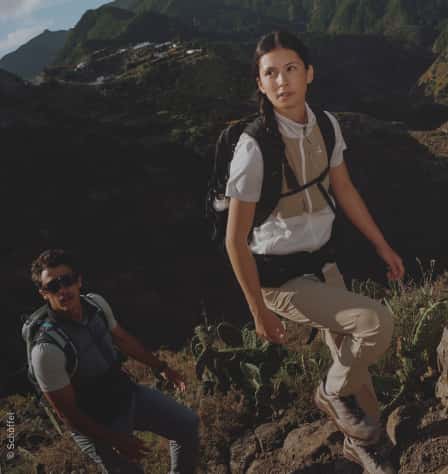 Zwei Wanderer*innen am Berg