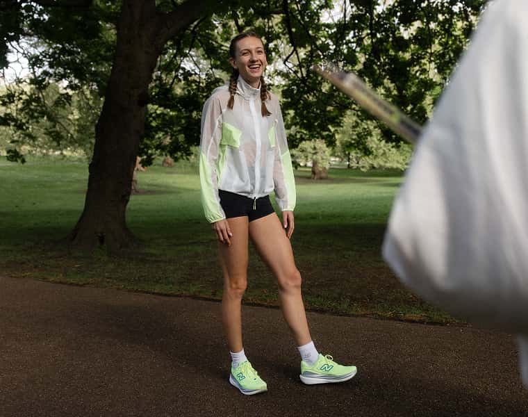 Läuferin mit New Balance Bekleidung