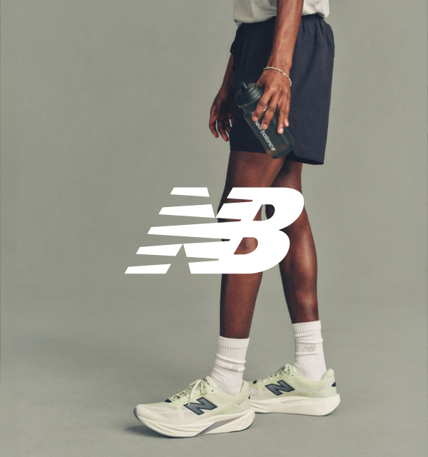 Person in Laufkleidung und New Balance Logo