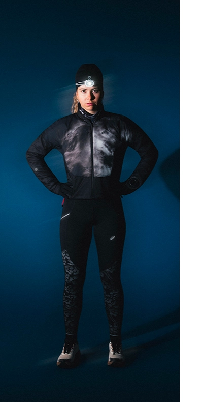 Frau in reflektivem Running-Outfit