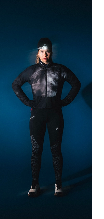 Frau in reflektivem Running-Outfit