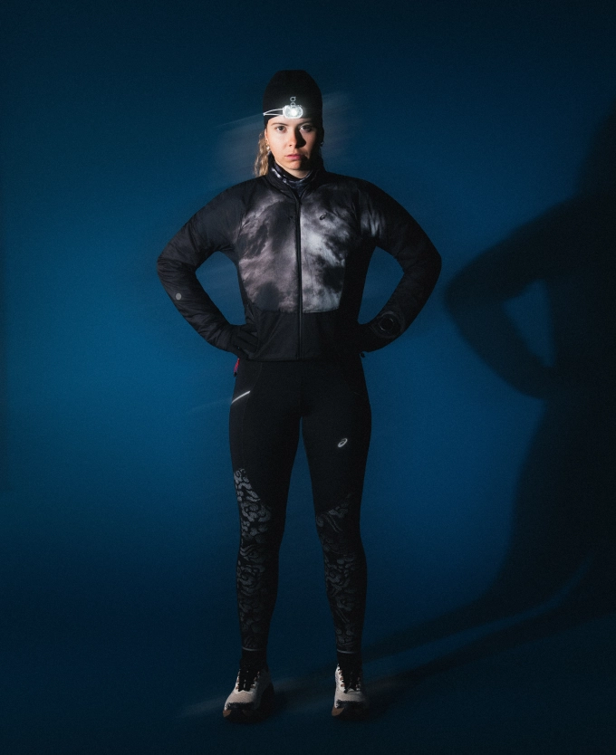 Frau in reflektivem Running-Outfit
