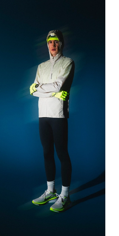 Mann in reflektivem Running-Outfit